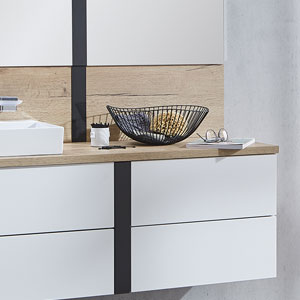 Dekorleiste: mit Dekorleiste an der Wandverkleidung